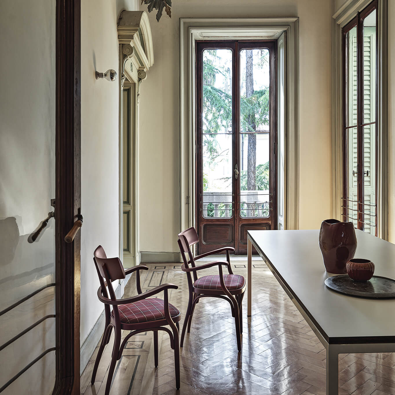 Chaise CZECH avec accoudoirs Noir/ Hallingdal 100 GEBRÜDER THONET VIENNA