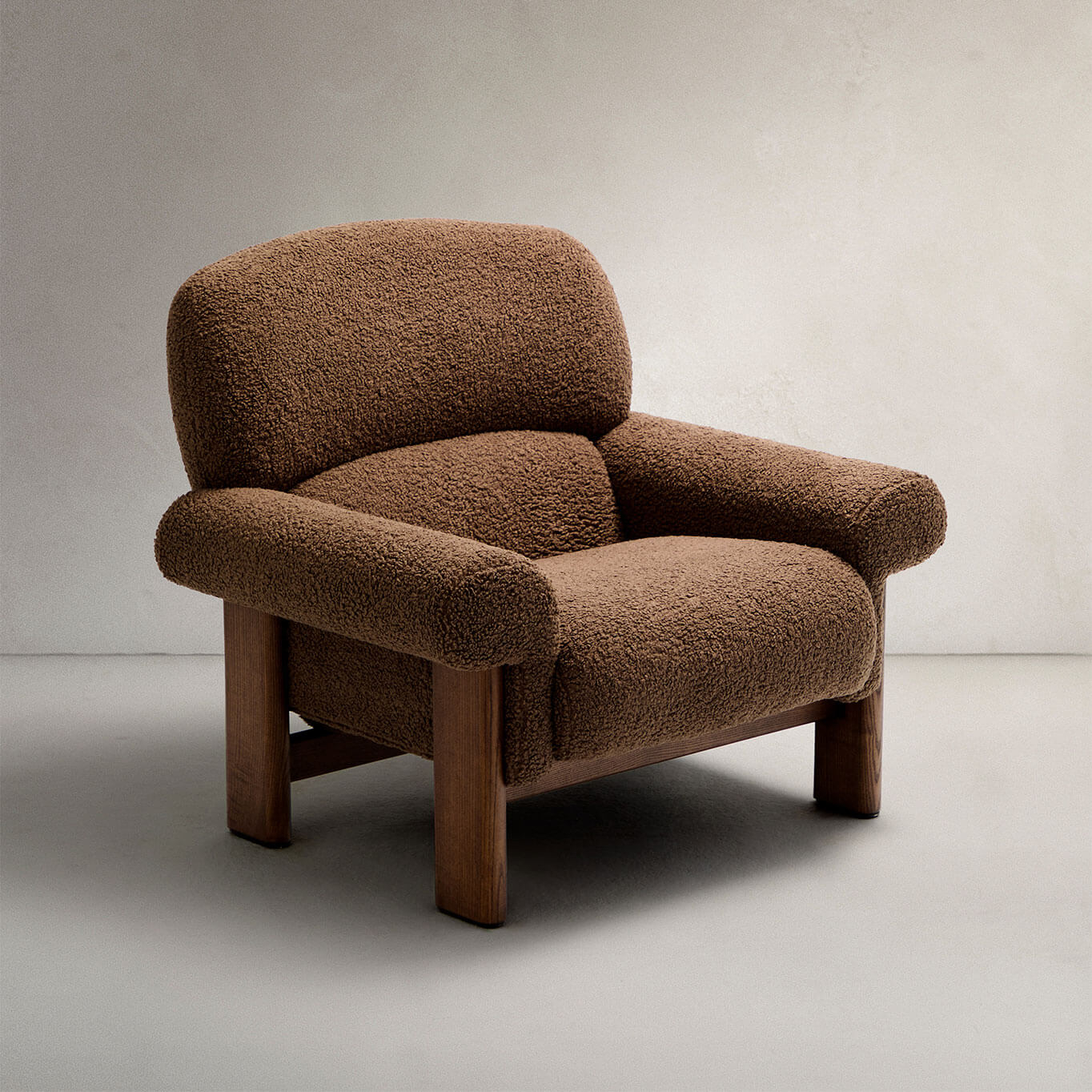 NEMA Tissu bouclette taupe / Frêne finition Noyer KAVE HOME