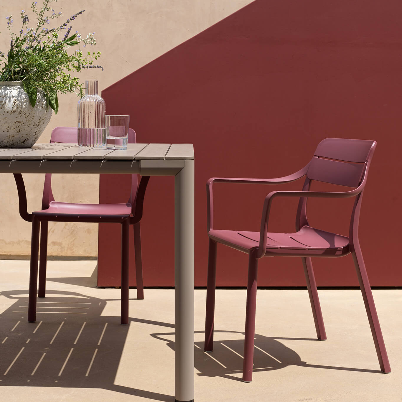 Chaise extérieur CASSIA avec accoudoirs Bordeaux NARDI