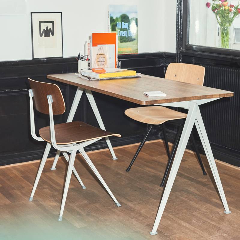 Table PYRAMID 01 Chêne laqué clair/ noir HAY