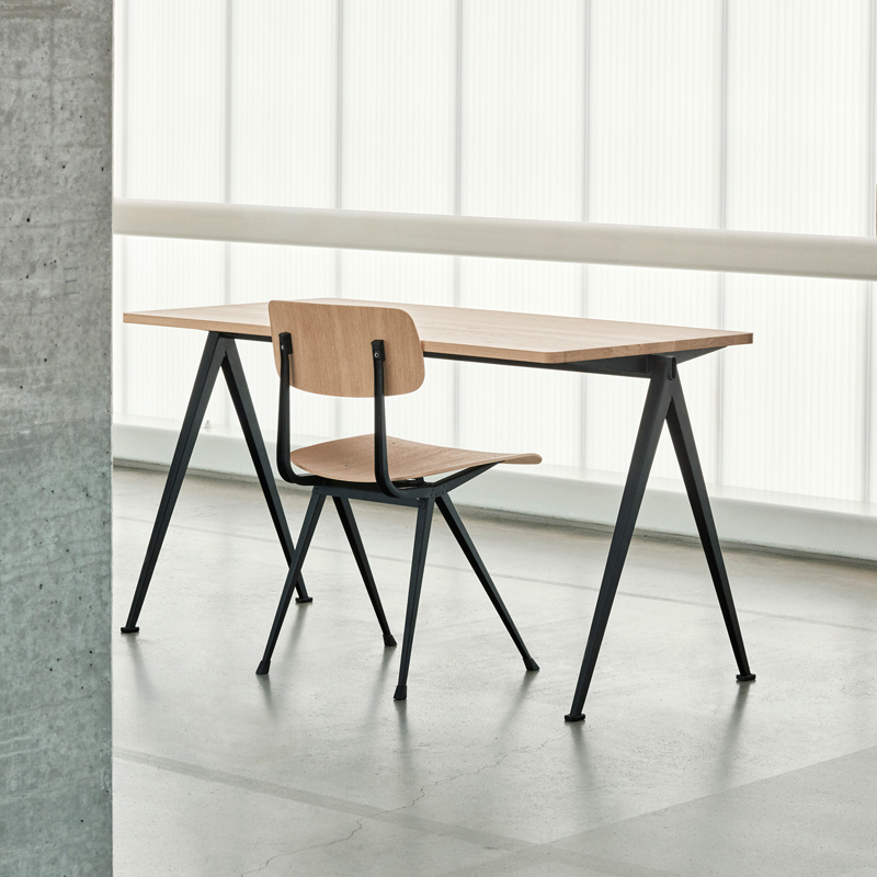 Table PYRAMID 01 Chêne laqué mat/ noir HAY