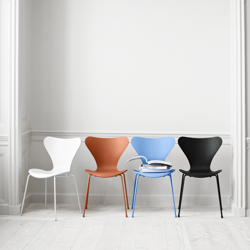 Chaise SERIE 7 Monochrome Noir FRITZ HANSEN