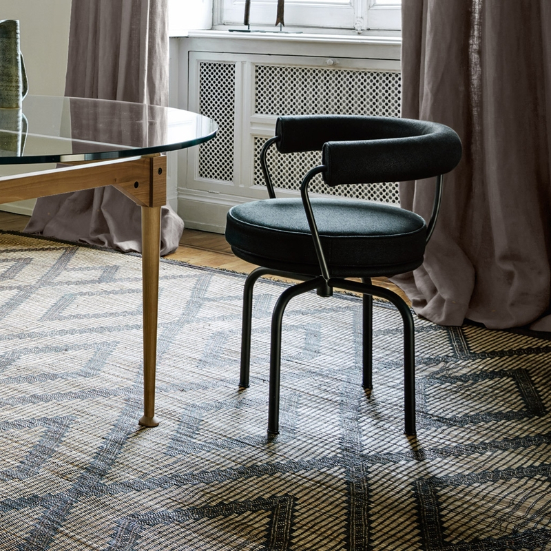 Chaise 7 Fauteuil Tournant Noir CASSINA