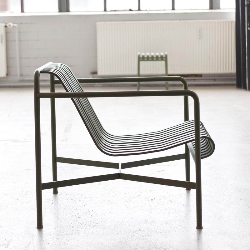 Fauteuil extérieur PALISSADE LOUNGE dossier bas Vert olive HAY