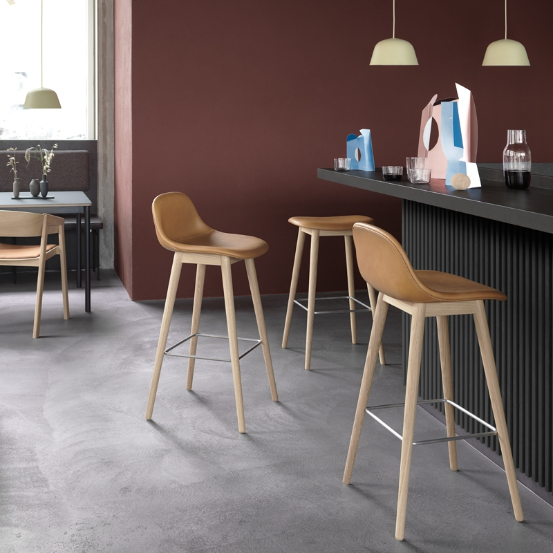 Tabouret haut FIBER BAR STOOL Avec dossier pieds bois H65 Gris MUUTO