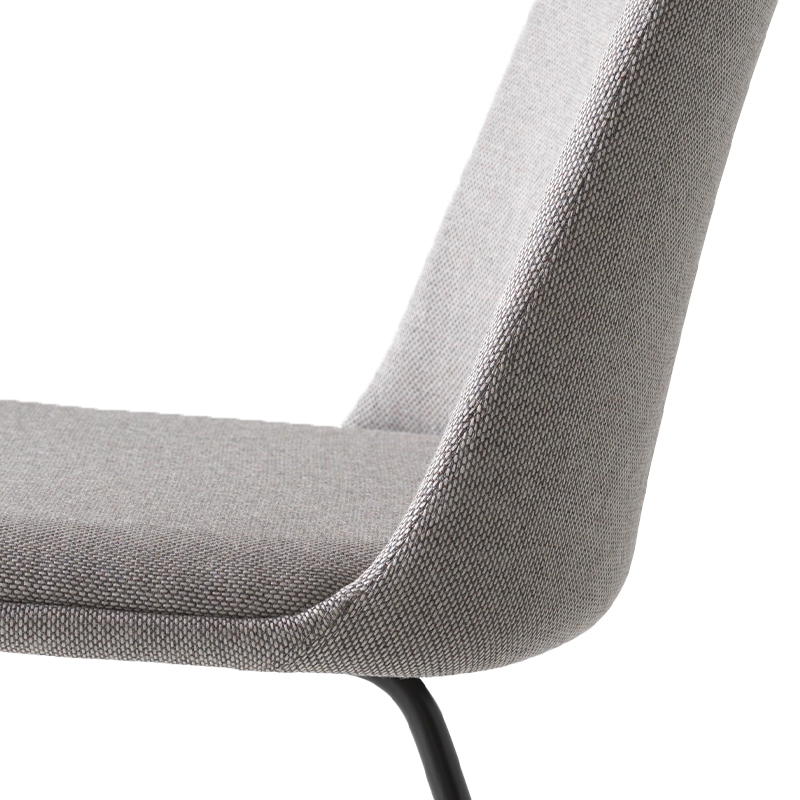 Chaise RELY HW9 Re-Wool 128/ noir AND TRADITION