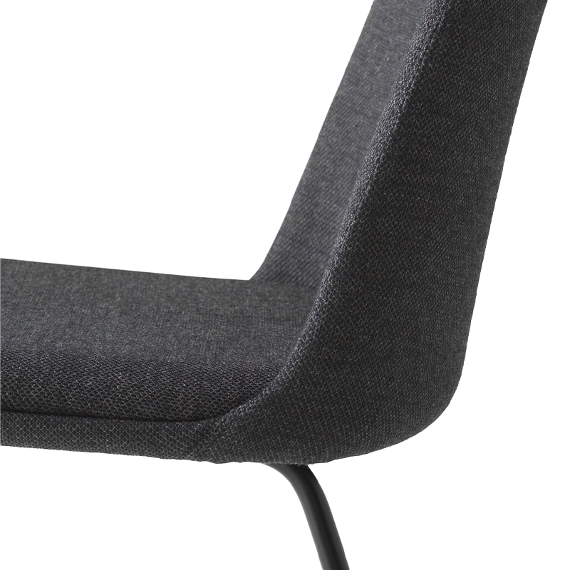 Chaise RELY HW9 Re-Wool 198/ noir AND TRADITION