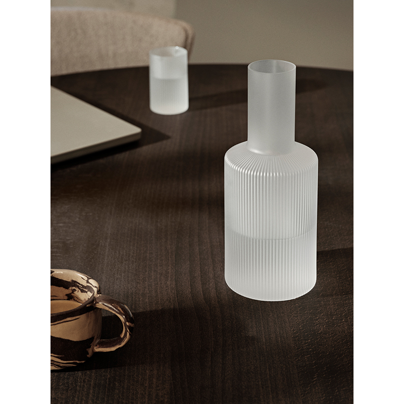 Carafe & verre Carafe RIPPLE Givré FERM LIVING