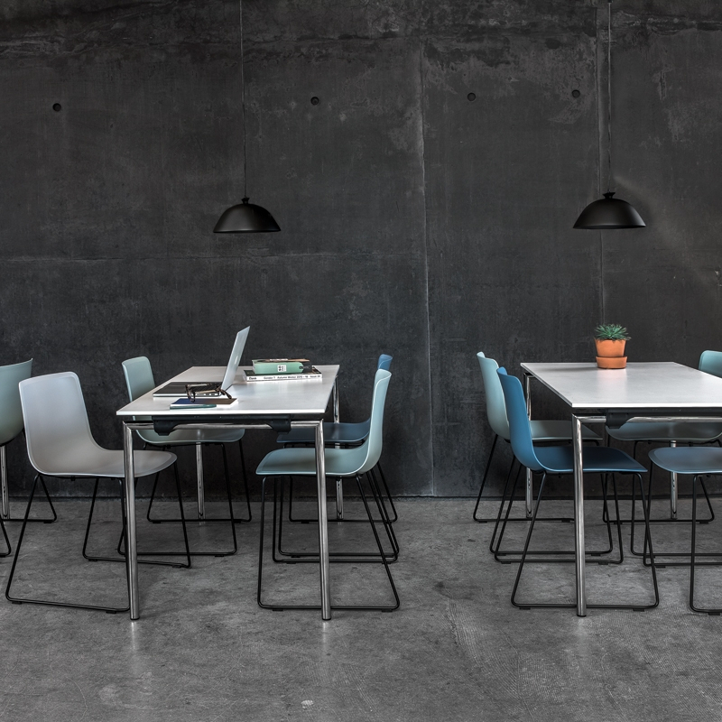 Chaise PATO pieds luge Bleu storm FREDERICIA