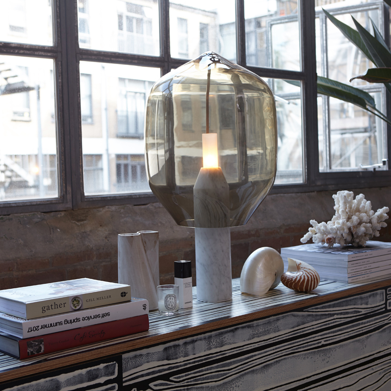 Lampe à poser LIGHTHOUSE Verre gris / Marbre blanc de Carrare  ESTABLISHED & SONS