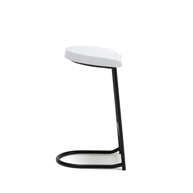 Tabouret haut HEIDI STACKING Blanc/ piètement noir ESTABLISHED & SONS