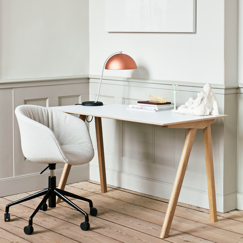 Bureau COPENHAGUE DESK 90 Lino blanc cassé/ chêne vernis à base d'eau HAY