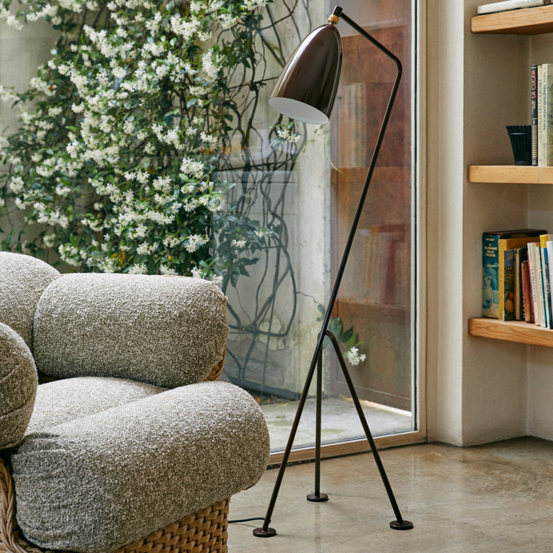 Lampadaire GRÄSHOPPA Marron noyer brillant GUBI