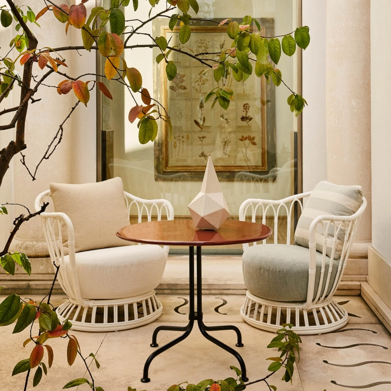 Table basse extérieure CARMEL BISTRO H 63 Blanc coquille GUBI