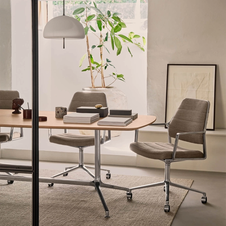 Table entreprise SWIVEL TABLE 436 Small Chêne clair VIPP