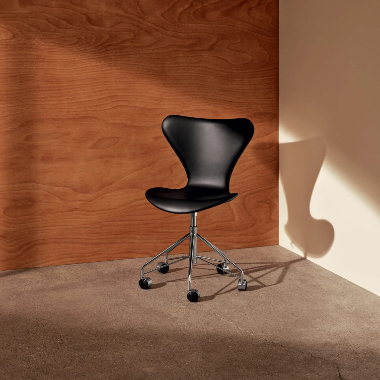 Fauteuil de bureau SERIE 7 Cuir Essential Noir FRITZ HANSEN