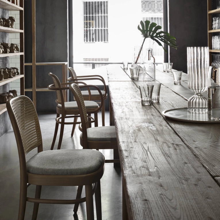 Chaise N. 811 avec accoudoirs Hêtre/ assise Remix 123 GEBRÜDER THONET VIENNA