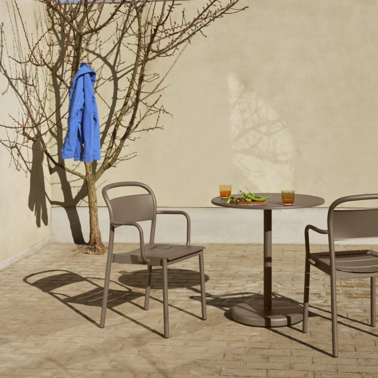 Table extérieure LINEAR STEEL CAFÉ Ø 70 Taupe MUUTO