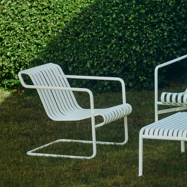 Outdoor Lounge Chair PALISSADE CANTILEVER Lounge White HAY