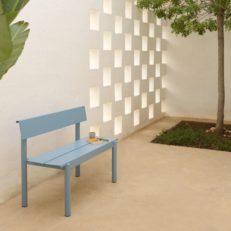Banc extérieur LINEAR STEEL avec dossier L 110 Bleu pâle MUUTO
