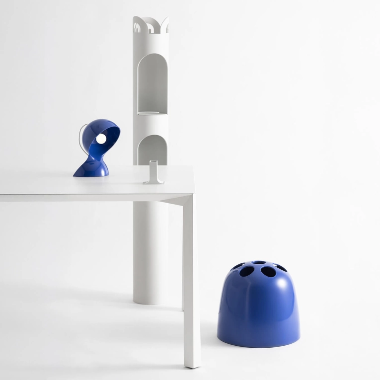 Lampe à poser DALU Bleu Klein ARTEMIDE