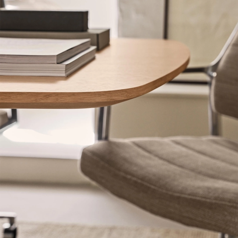 Table entreprise SWIVEL TABLE 438 Large Chêne clair VIPP