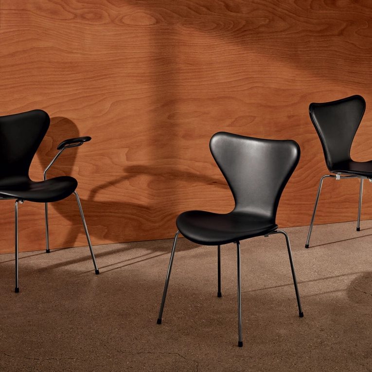 Chaise SERIE 7 avec accoudoirs Cuir Essential Noir FRITZ HANSEN
