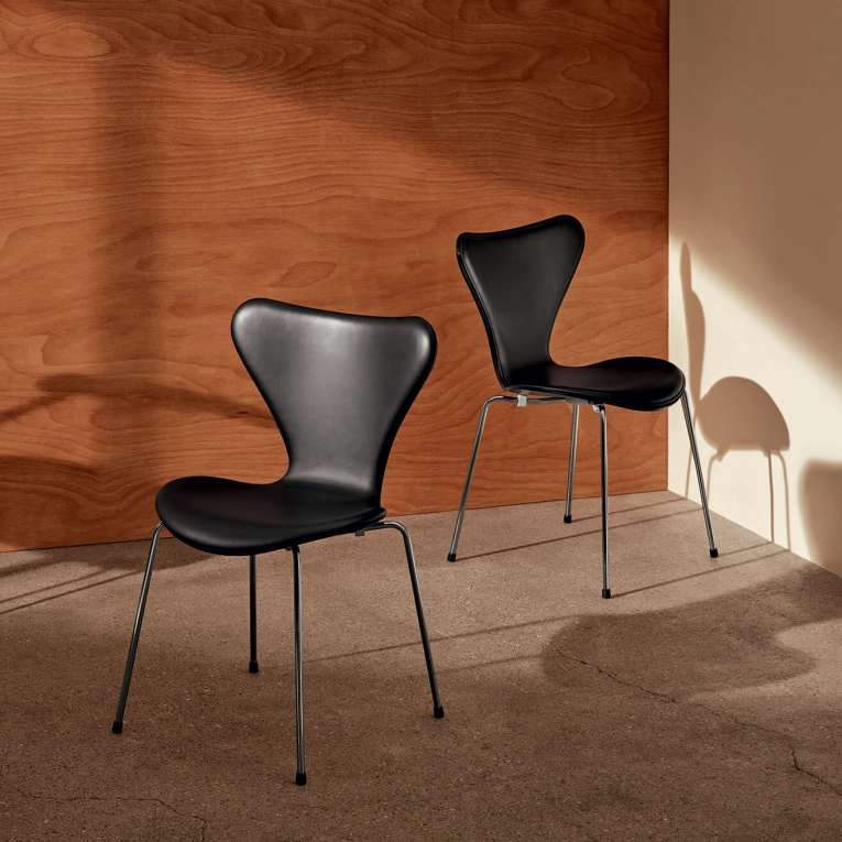 Chaise SERIE 7 Cuir Essential Noir FRITZ HANSEN