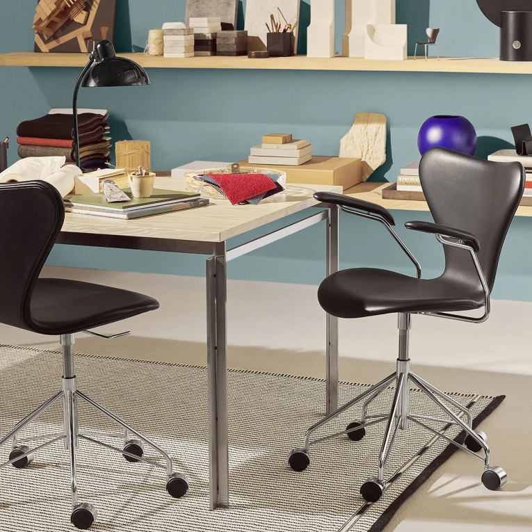 Fauteuil de bureau SERIE 7 avec accoudoirs Cuir Essential Noir FRITZ HANSEN