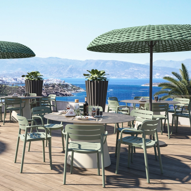 Chaise extérieur CROISETTE avec accoudoirs Menta verde SERRALUNGA