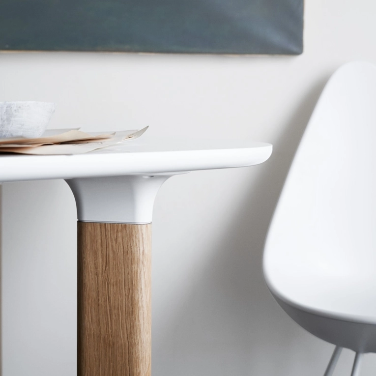 Table ANALOG L185 Plateau blanc Pieds chêne FRITZ HANSEN