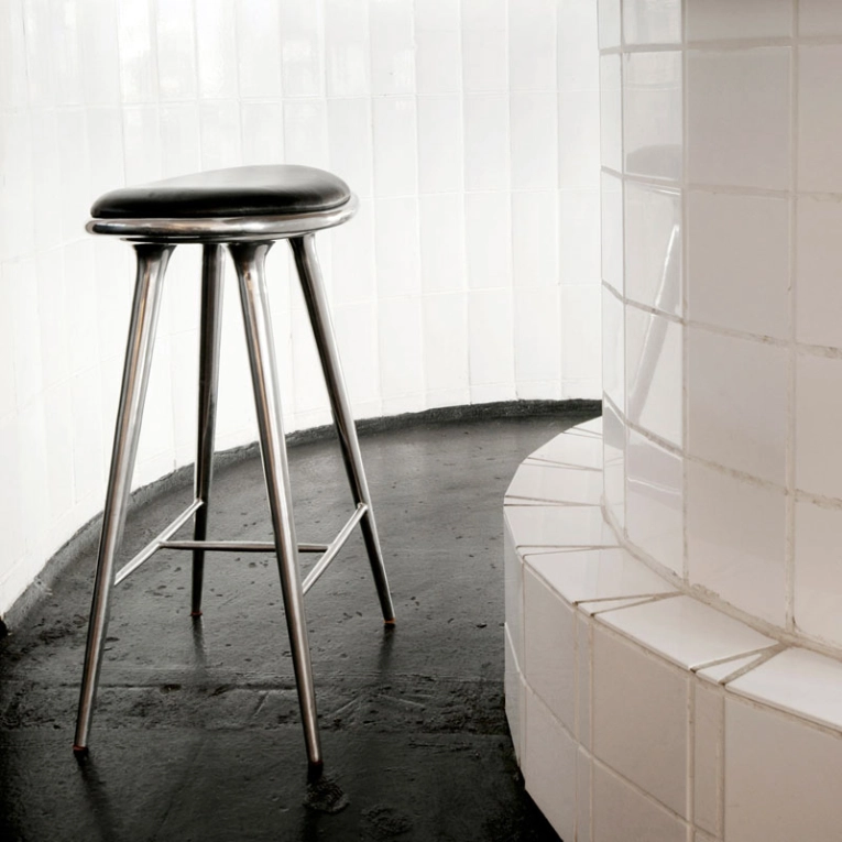 Tabouret haut HIGH STOOL Aluminium poli/ cuir noir MATER