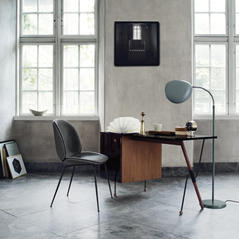 Chaise BEETLE Rembourrée Remix gris 143/ acier noir GUBI