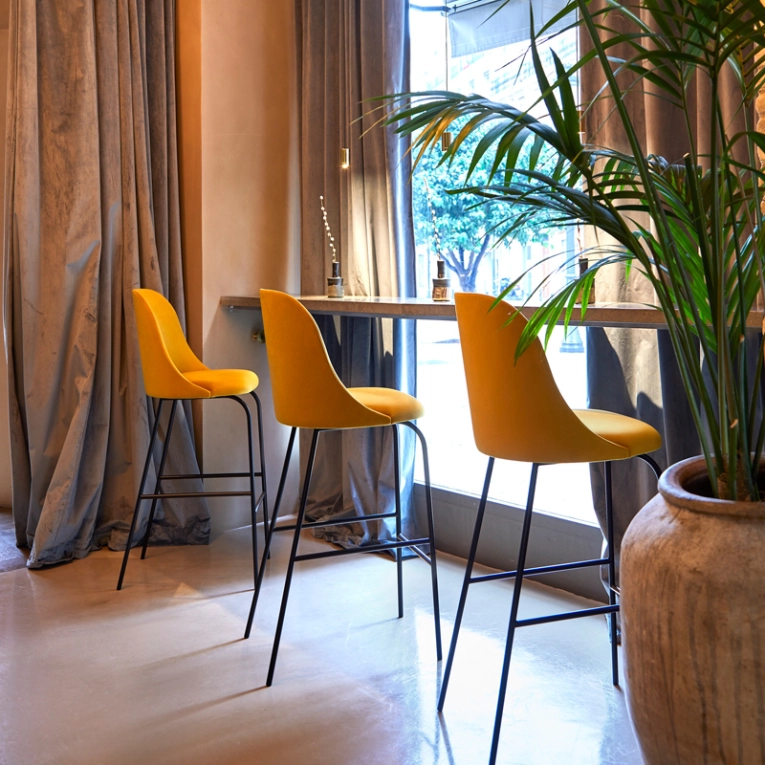 Tabouret haut ALETA dossier bas Beige 1050 / Noir VICCARBE