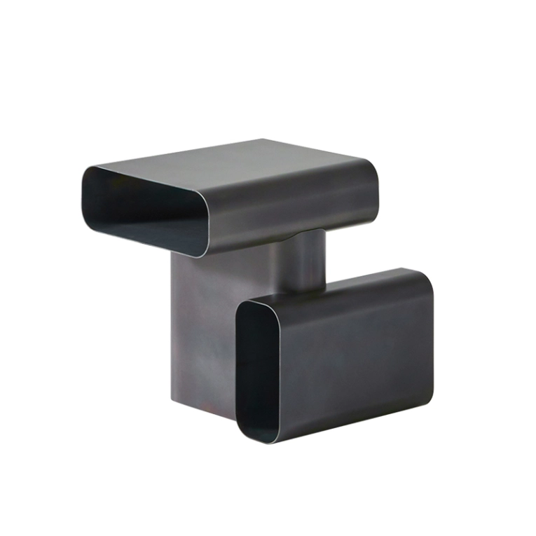 Table d'appoint guéridon SOFT CORNERS Verni texturé couleur fonte CASSINA