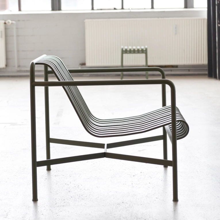 Fauteuil extérieur PALISSADE LOUNGE dossier bas Vert olive HAY