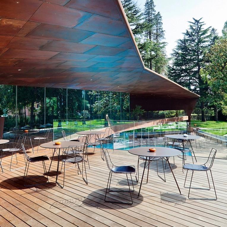 Table extérieur LEAF TABLE Ø100 Plateau gris  Pieds moka ARPER