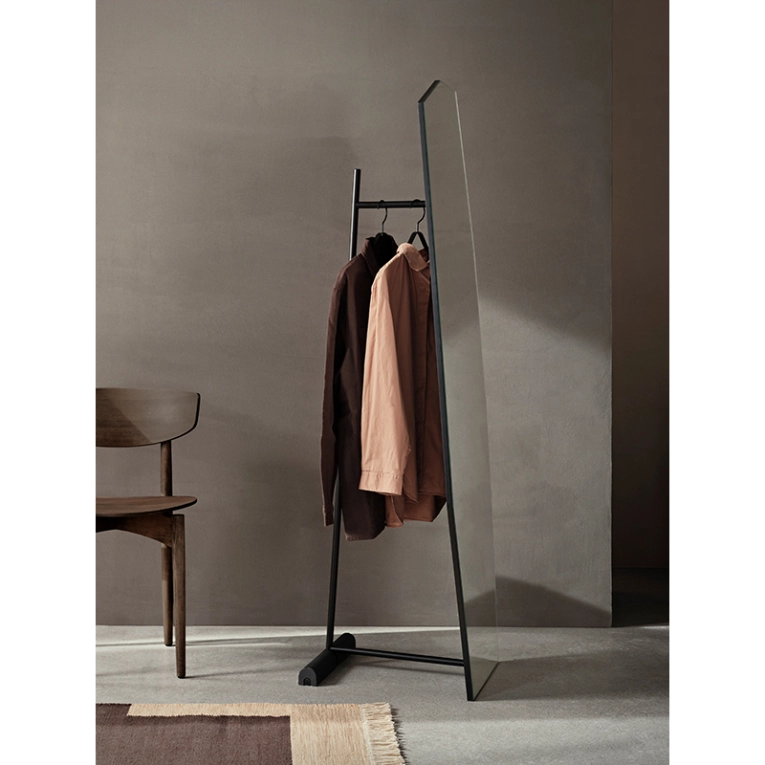 Miroir Miroir SHARD sur pied Noir FERM LIVING