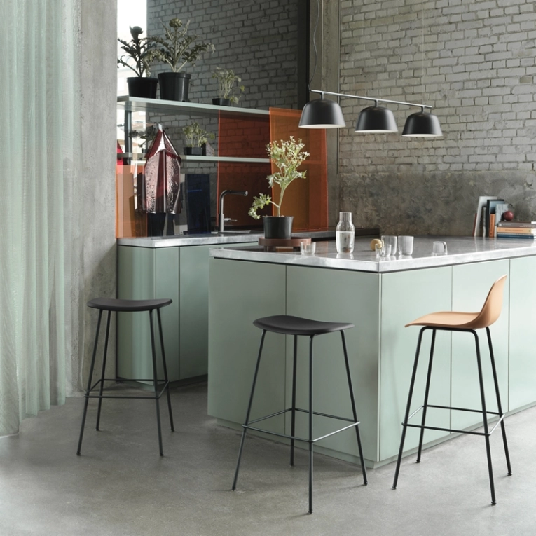 Tabouret haut FIBER BAR STOOL Avec dossier pieds acier H65 siège cuir Cognac MUUTO