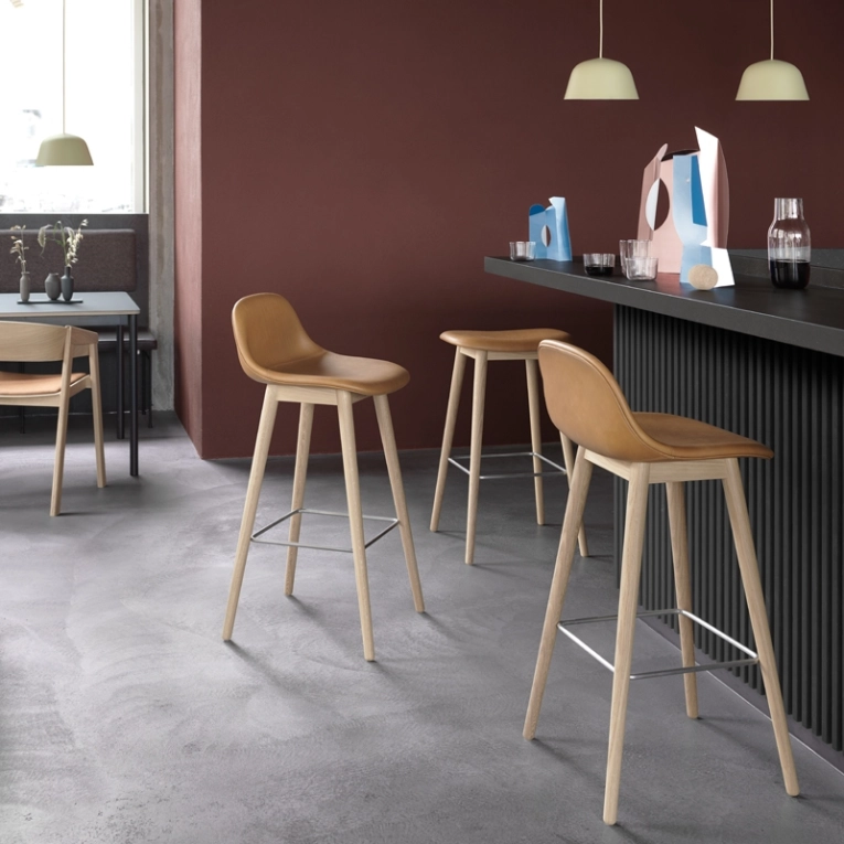 Tabouret haut FIBER BAR STOOL Avec dossier pieds bois siège cuir H65 Cognac MUUTO