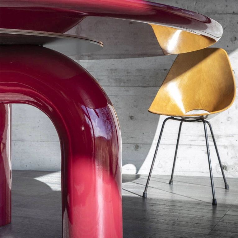 Table ELEPHANTE Ronde Bordeaux laqué brillant MOGG