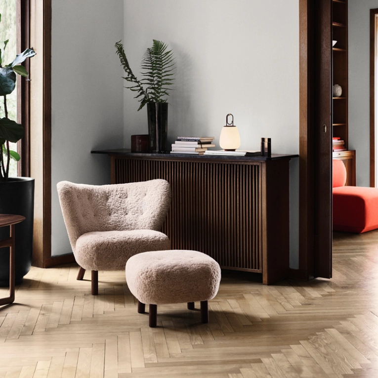 Fauteuil LITTLE PETRA VB1 & Pouf ATD1 Sheepskin Moonlight AND TRADITION