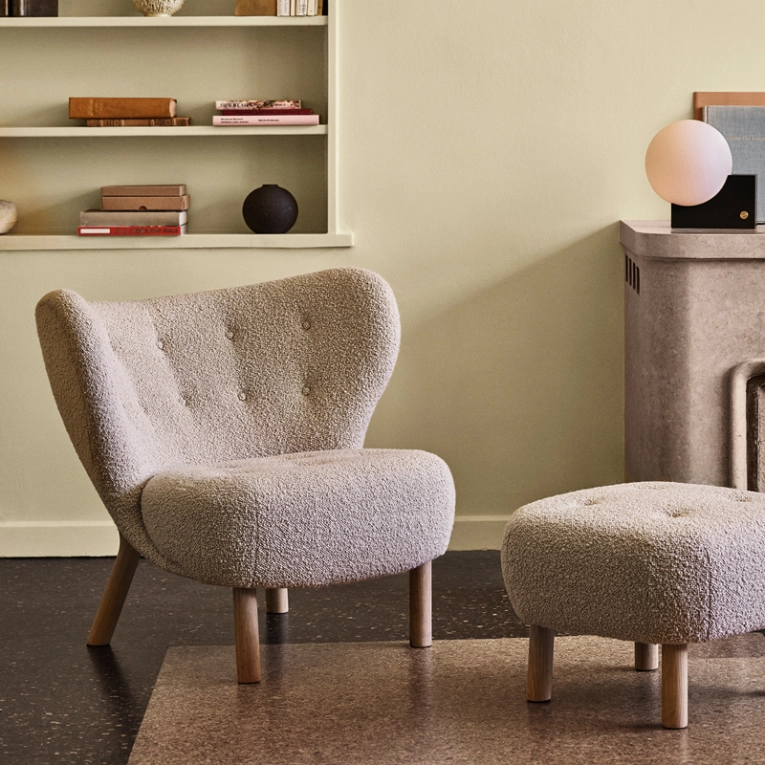 Fauteuil LITTLE PETRA VB1 & Pouf ATD1 Karakorum beige 003 AND TRADITION