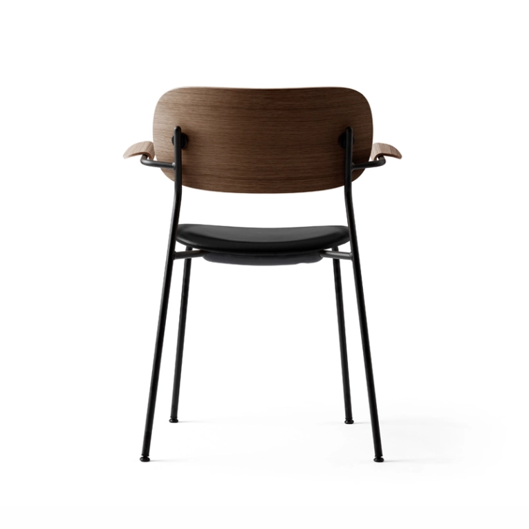 Chaise CO CHAIR avec accoudoirs assise cuir Chêne foncé/ cuir noir AUDO COPENHAGEN