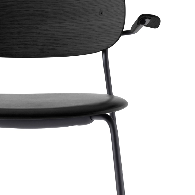 Chaise CO CHAIR avec accoudoirs assise cuir Chêne noir/ cuir noir AUDO COPENHAGEN