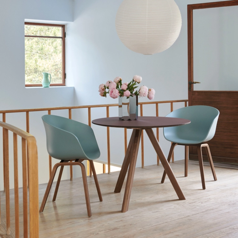 Table COPENHAGUE ROUND TABLE CPH20 Noyer vernis à base d'eau HAY