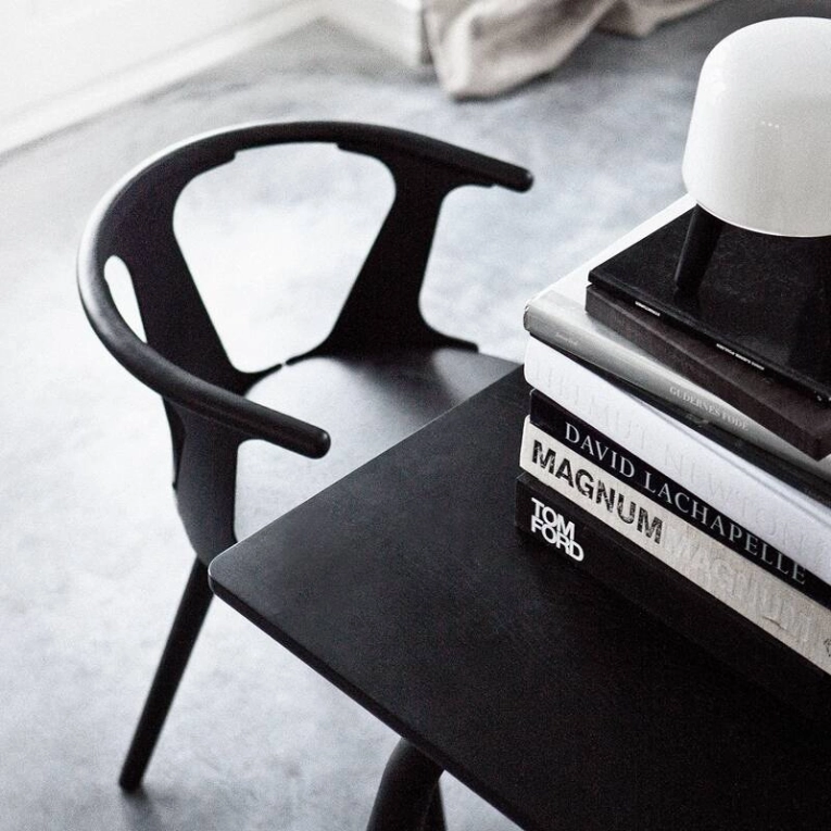 Chaise IN BETWEEN SK1 Noir AND TRADITION