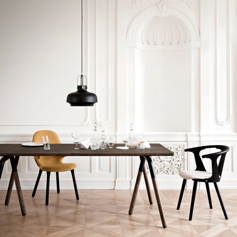 Chaise IN BETWEEN SK2 assise tissu Noir/ Gris 191 AND TRADITION