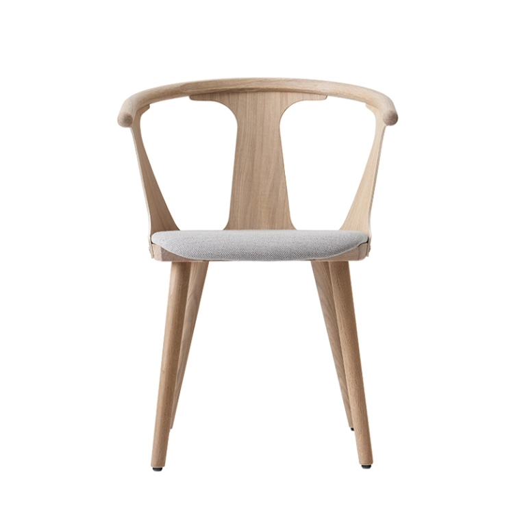 Chaise IN BETWEEN SK2 assise tissu Chêne blanchi/ Gris 251 AND TRADITION