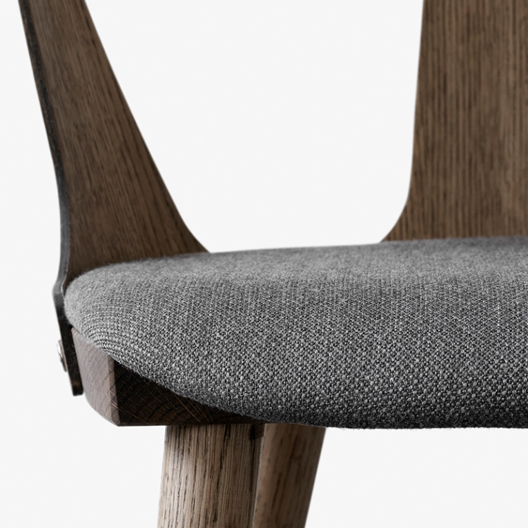 Chaise IN BETWEEN SK2 assise tissu Chêne fumé/ Gris 171 AND TRADITION
